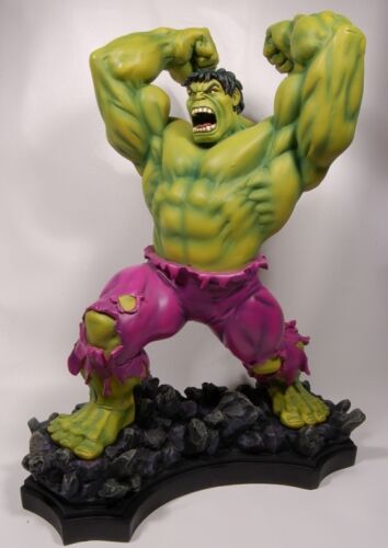 Hulk Smash statue